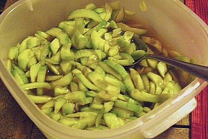 Gurkensalat s&uuml;&szlig; - sauer