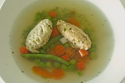 Gem&uuml;sesuppe mit roten und gr&uuml;nen Pestonockerln 1