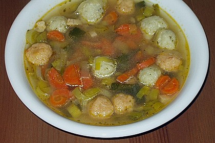 Gem&uuml;sesuppe mit roten und gr&uuml;nen Pestonockerln