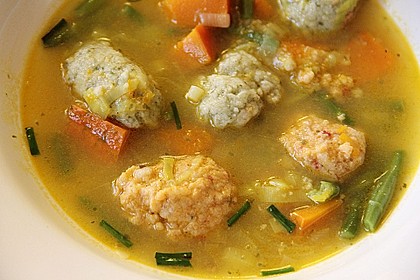 Gem&uuml;sesuppe mit roten und gr&uuml;nen Pestonockerln 2