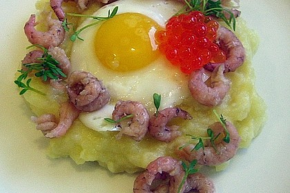 Kartoffelp&uuml;ree mit Wachtelspiegelei und Krabben