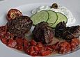 Lammsteaks auf Tomatenbett