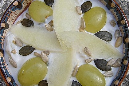 Leichte Quarkspeise mit Fr&uuml;chten und Saaten