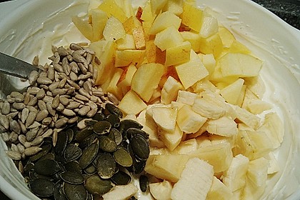Leichte Quarkspeise mit Fr&uuml;chten und Saaten 3
