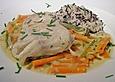Fischfilet auf Gem&uuml;sejulienne in einer Kr&auml;uterfrischk&auml;sesauce