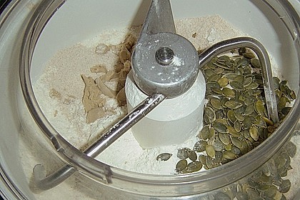 Steirisches Kürbiskern-Brot mit Kürbiskernöl 84