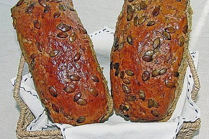 Steirisches Kürbiskern-Brot mit Kürbiskernöl 15