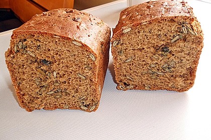 Steirisches Kürbiskern-Brot mit Kürbiskernöl 11