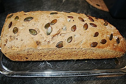 Steirisches Kürbiskern-Brot mit Kürbiskernöl 9
