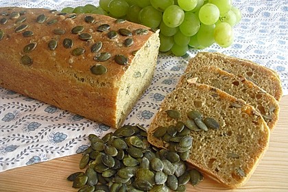 Steirisches Kürbiskern-Brot mit Kürbiskernöl 4
