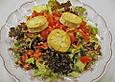 Gemischter Blattsalat mit Pinienkernen und gebratenem Ziegenk&auml;se