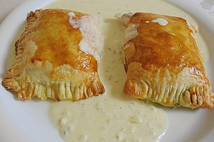 Lachsfilet mit Spinat im Bl&auml;tterteig und Senf - Sahnesauce