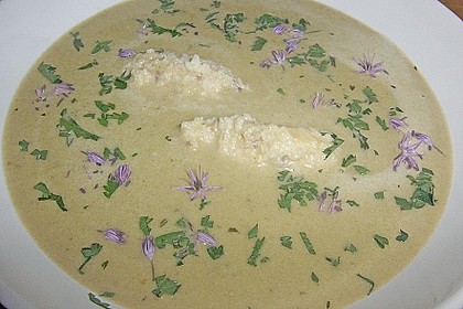 Sauerampfersuppe mit Mahaleb-Kl&ouml;&szlig;chen