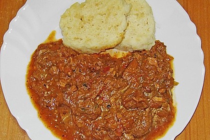 W&uuml;rziges Paprikagulasch mit Wei&szlig;kraut