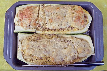 Zucchini gef&uuml;llt mit Hack und Reis