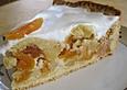 Gedeckter Apfelkuchen mit Marzipan und Zuckerguss