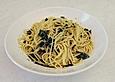 Spaghetti mit frischem Knoblauch und Basilikum