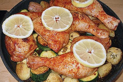 Spanische H&auml;hnchenpfanne mit Kartoffeln und Zucchini