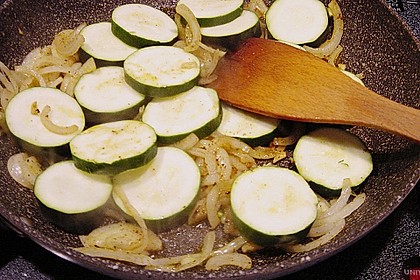 Spanische H&auml;hnchenpfanne mit Kartoffeln und Zucchini 7