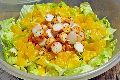 Eisbergsalat mit Surimi, Orangen und scharfem Joghurtdressing