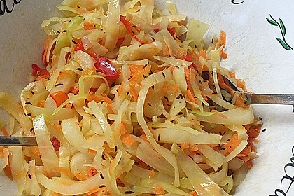 Griechischer Krautsalat mit Karotte und Paprika