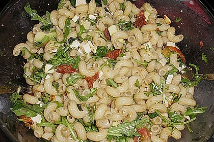 Mediterraner Nudelsalat mit Rucola