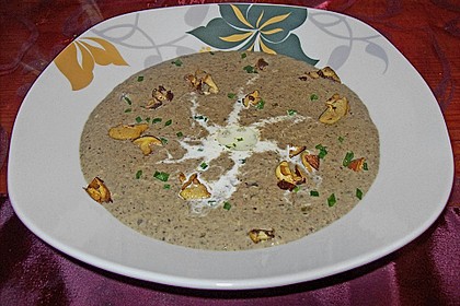 Waldpilzsuppe mit gebackenem Knoblauch