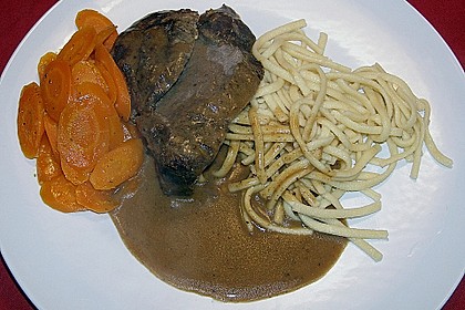 Rindsschmorbraten mit Essig und Rahm