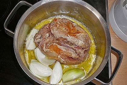 Rindsschmorbraten mit Essig und Rahm 13