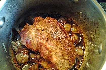 Rindsschmorbraten mit Essig und Rahm 31