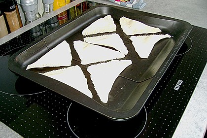 Bl&auml;tterteig, gef&uuml;llt mit Quark und Quittengelee