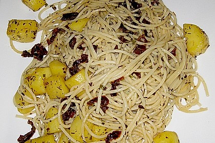 Spaghetti mit Kartoffeln und getrockneten Tomaten