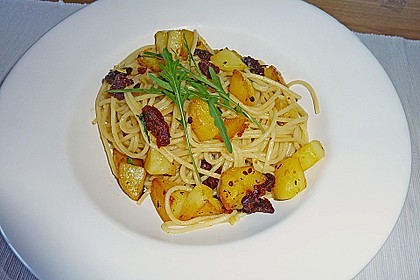 Spaghetti mit Kartoffeln und getrockneten Tomaten 1