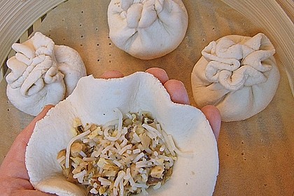 Hefeteigbr&ouml;tchen mit vegetarischer F&uuml;llung