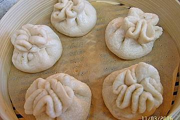 Hefeteigbrötchen mit vegetarischer Füllung