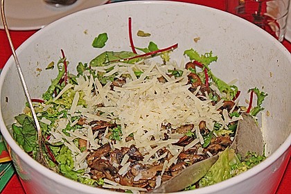 Feldsalat mit gemischten Pilzen und Parmesanspänen 2