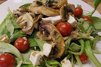 Feldsalat mit gemischten Pilzen und Parmesanspänen