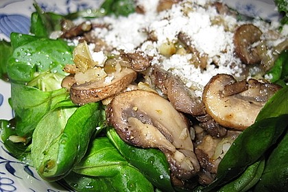 Feldsalat mit gemischten Pilzen und Parmesanspänen 1