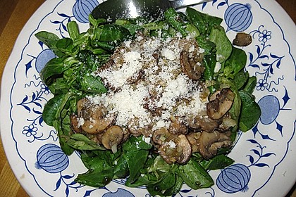 Feldsalat mit gemischten Pilzen und Parmesanspänen 4