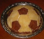 Fu&szlig;ball Charlotte mit Maulwurfkuchen - F&uuml;llung (Bild)