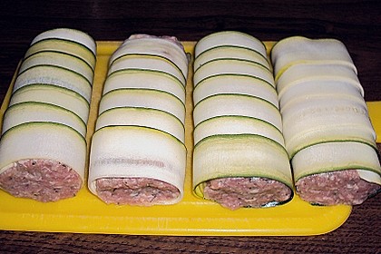 Zucchiniröllchen mit Hackfüllung auf Reis 4