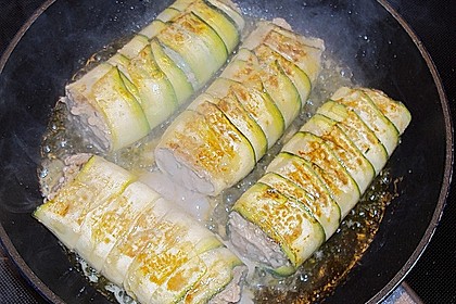 Zucchiniröllchen mit Hackfüllung auf Reis 2
