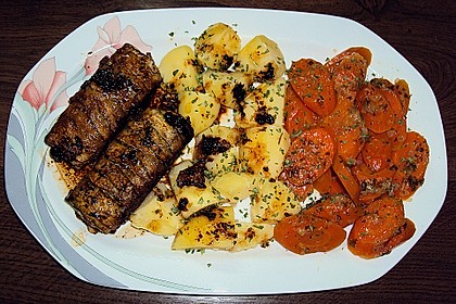 Zucchiniröllchen mit Hackfüllung auf Reis