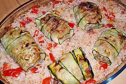 Zucchiniröllchen mit Hackfüllung auf Reis 1