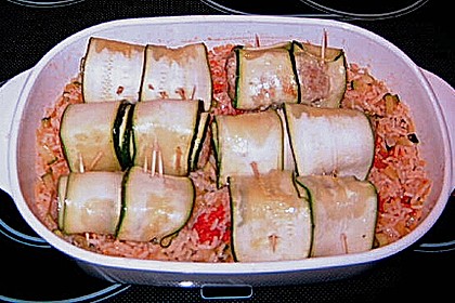 Zucchiniröllchen mit Hackfüllung auf Reis 3