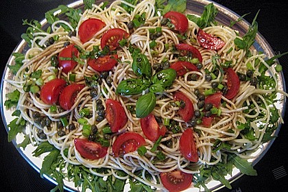 Spaghettisalat mit Rucola und Tomaten