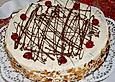 Wei&szlig;er Schokoladenkuchen mit Erdbeeren
