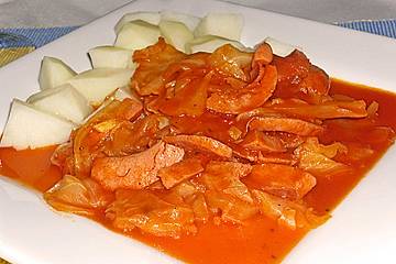 Wirsing und Fleischwurst
