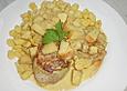 &Uuml;berbackene Schweinelende mit &Auml;pfeln und Zwiebeln