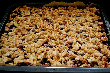 Pflaumenkuchen mit Streuseln auf dem Blech 5